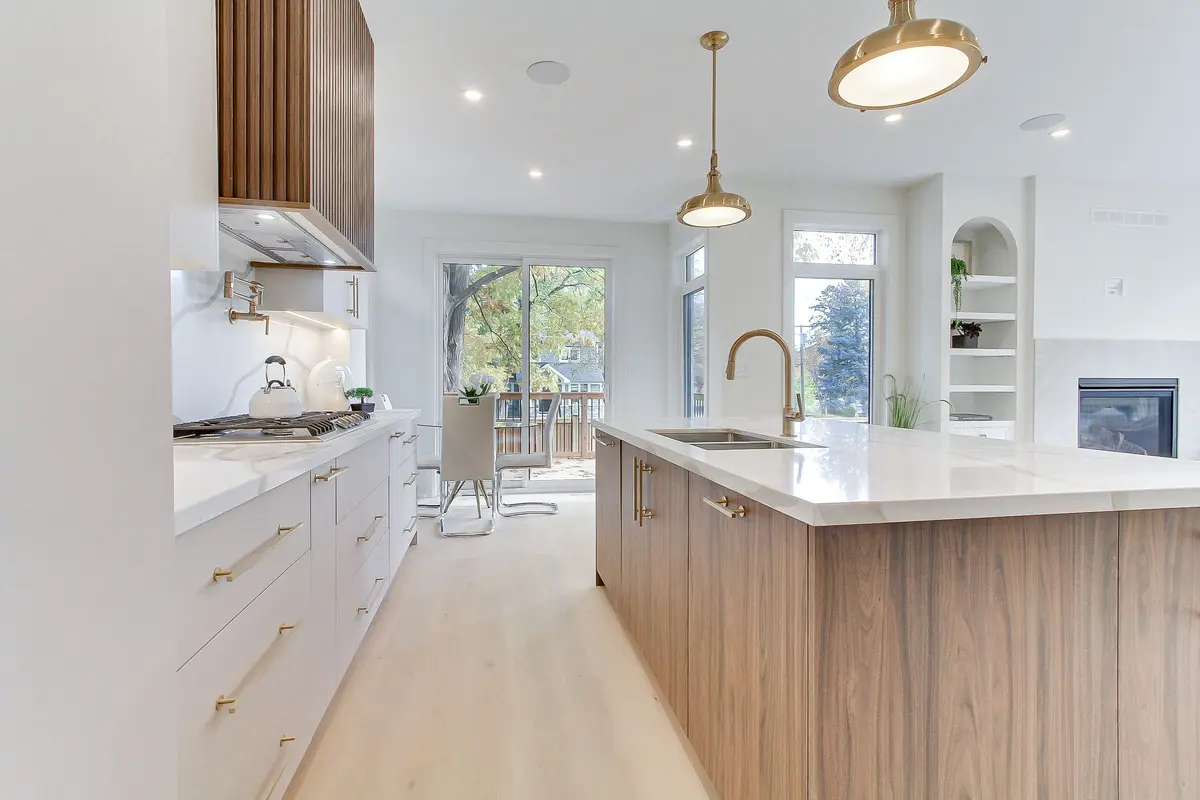 18 Beaverbrook AVE, Toronto W08, ON M9B 2M9