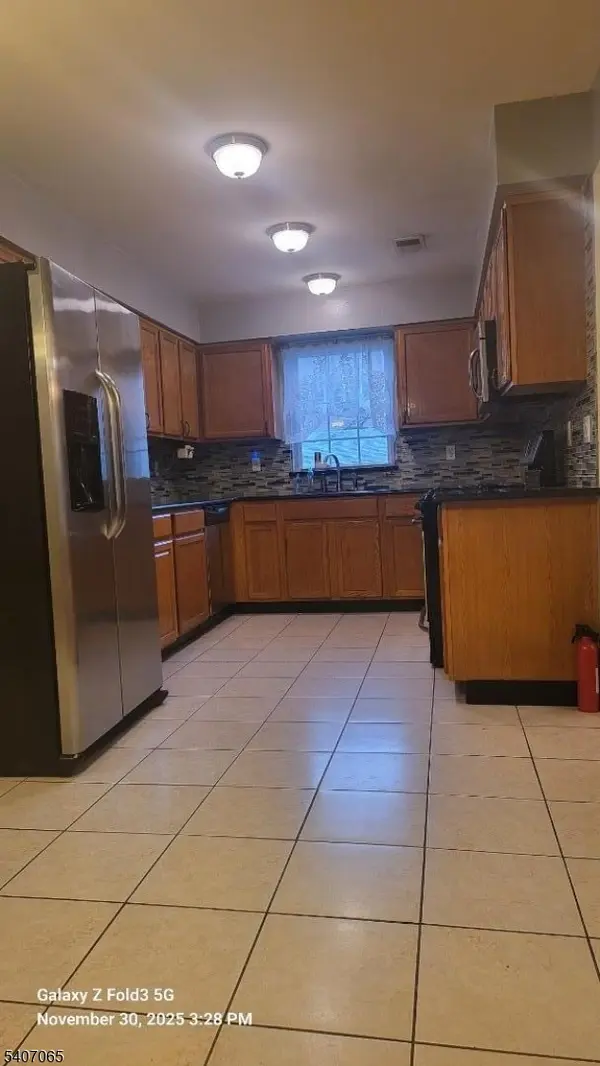 306 1St St #2, Elizabeth City, NJ 07206