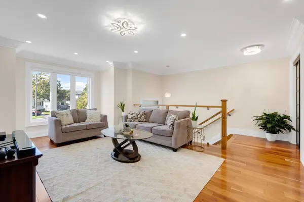 Toronto E06, ON M1N 3Z2,229A McIntosh ST