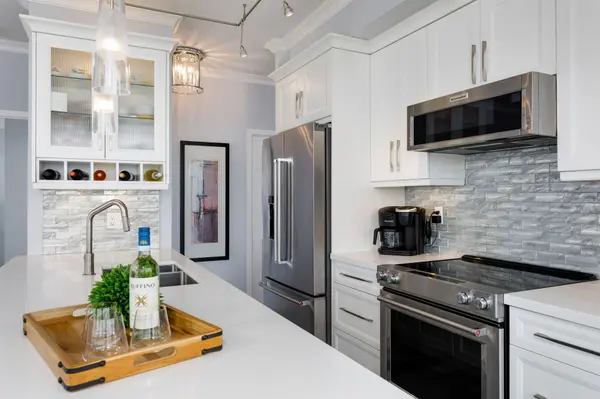 15 Windermere AVE #1205, Toronto W01, ON M6S 5A2