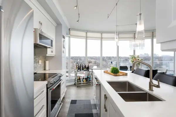 15 Windermere AVE #1205, Toronto W01, ON M6S 5A2