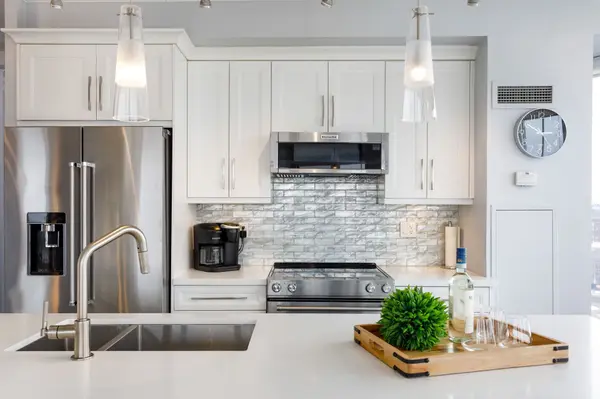 15 Windermere AVE #1205, Toronto W01, ON M6S 5A2