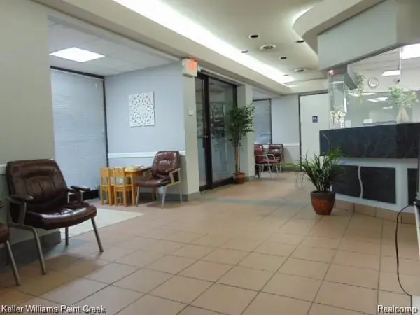 30000 ORCHARD LAKE RD, Farmington Hills, MI 48334