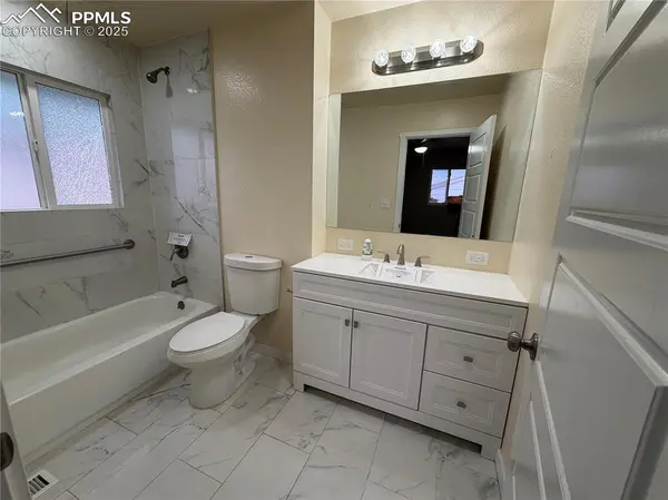 6 Arrawanna ST, Colorado Springs, CO 80909