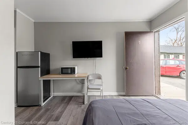 44784 Woodward AVE, Pontiac, MI 48341