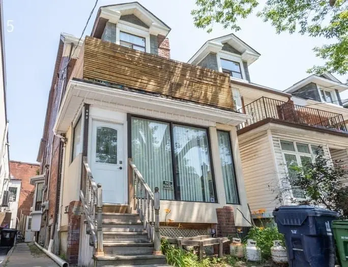 693 Euclid AVE #1, Toronto C01, ON M6G 2T8