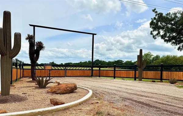 8690 E FM 922 Highway, Valley View, TX 76272