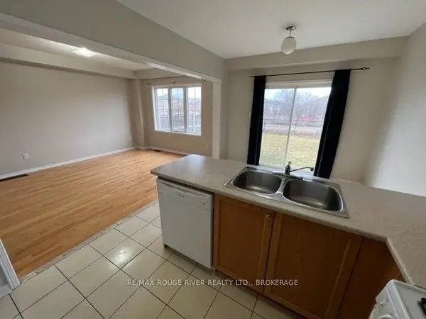 32 Puttingedge DR, Whitby, ON L1R 0H7