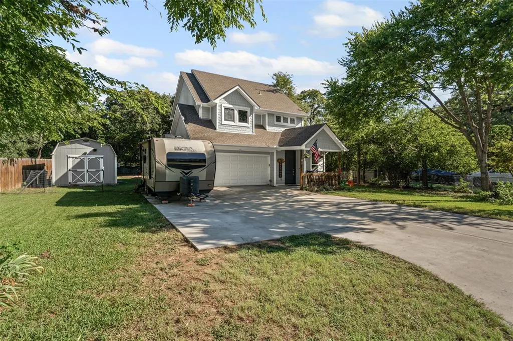 905 Poe Street, Azle, TX 76020