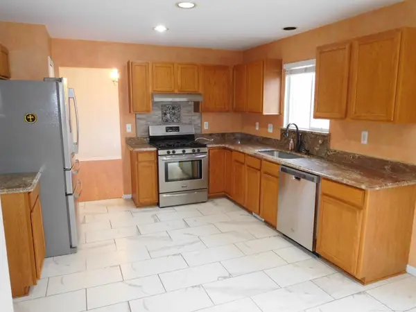 2000 TWIN SUN CIR, Commerce Twp, MI 48390