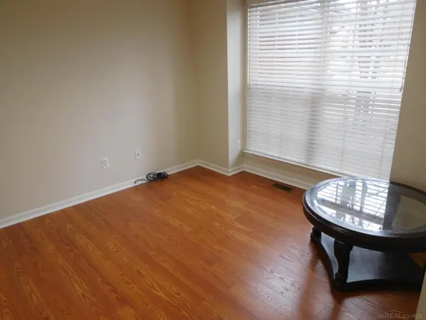 2000 TWIN SUN CIR, Commerce Twp, MI 48390