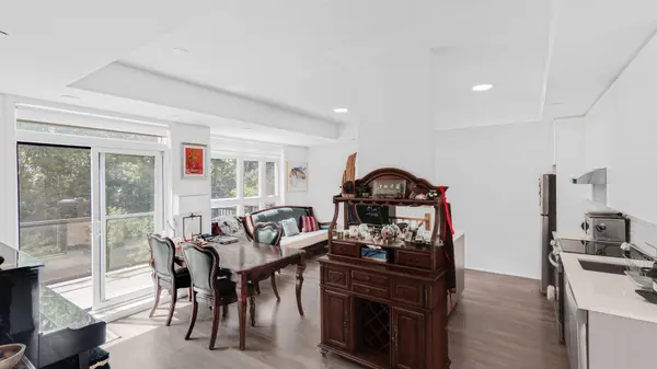 155 Canon Jackson DR #208, Toronto W04, ON M6M 0E1