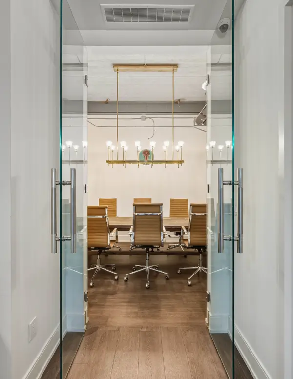 209 Speers RD #6, Oakville, ON L6K 0H5