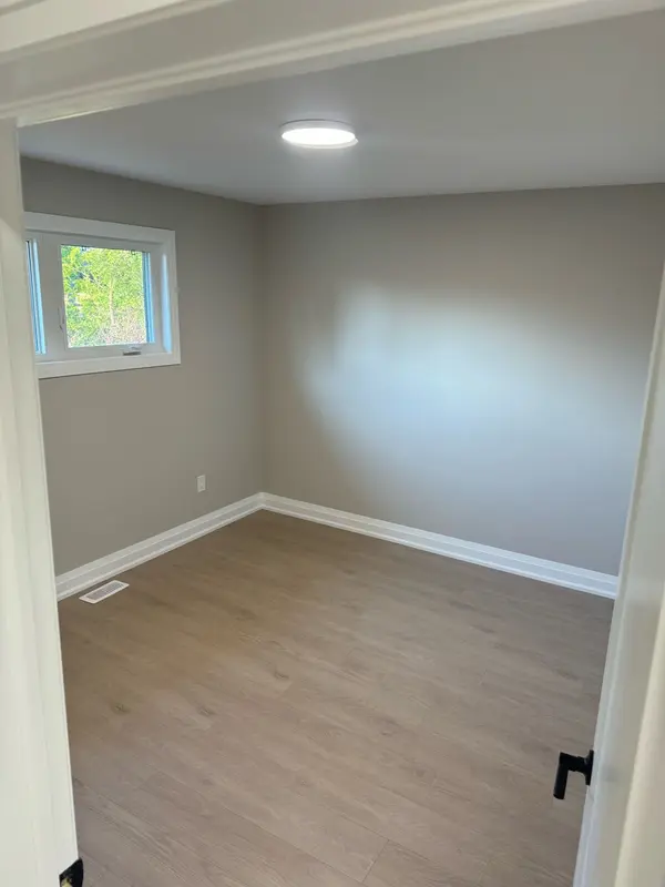 21 Nova DR #Upper, Hamilton, ON L8T 2P4