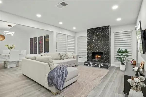 1916 Shorewood Drive,  Grapevine,  TX 76051