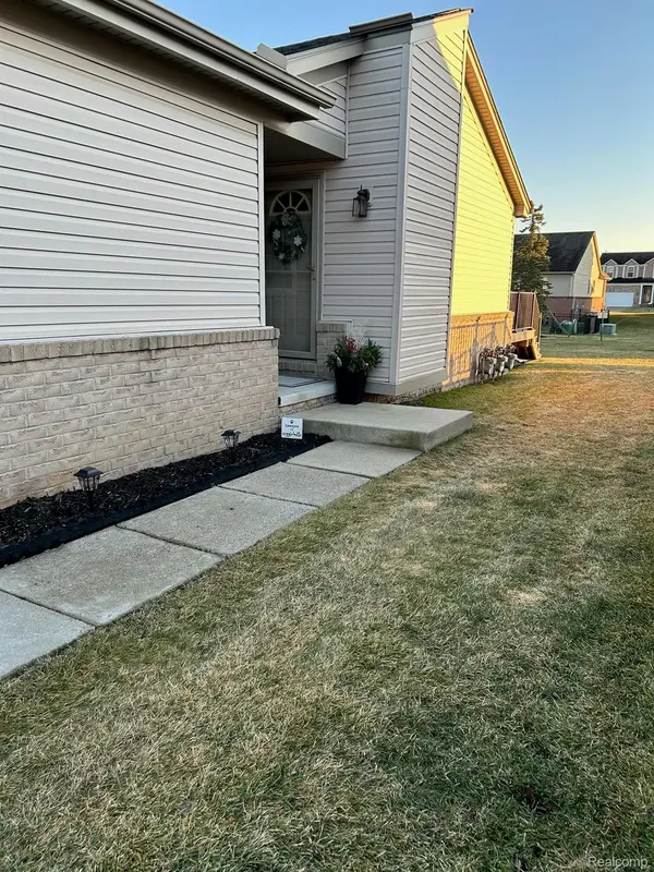 29280 Red Maple DR #105, Chesterfield Township, MI 48051