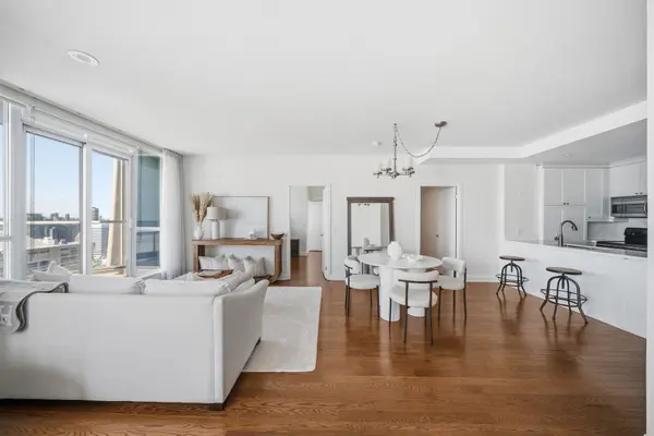 208 Queens Quay W #3311, Toronto C01, ON M5J 2Y5