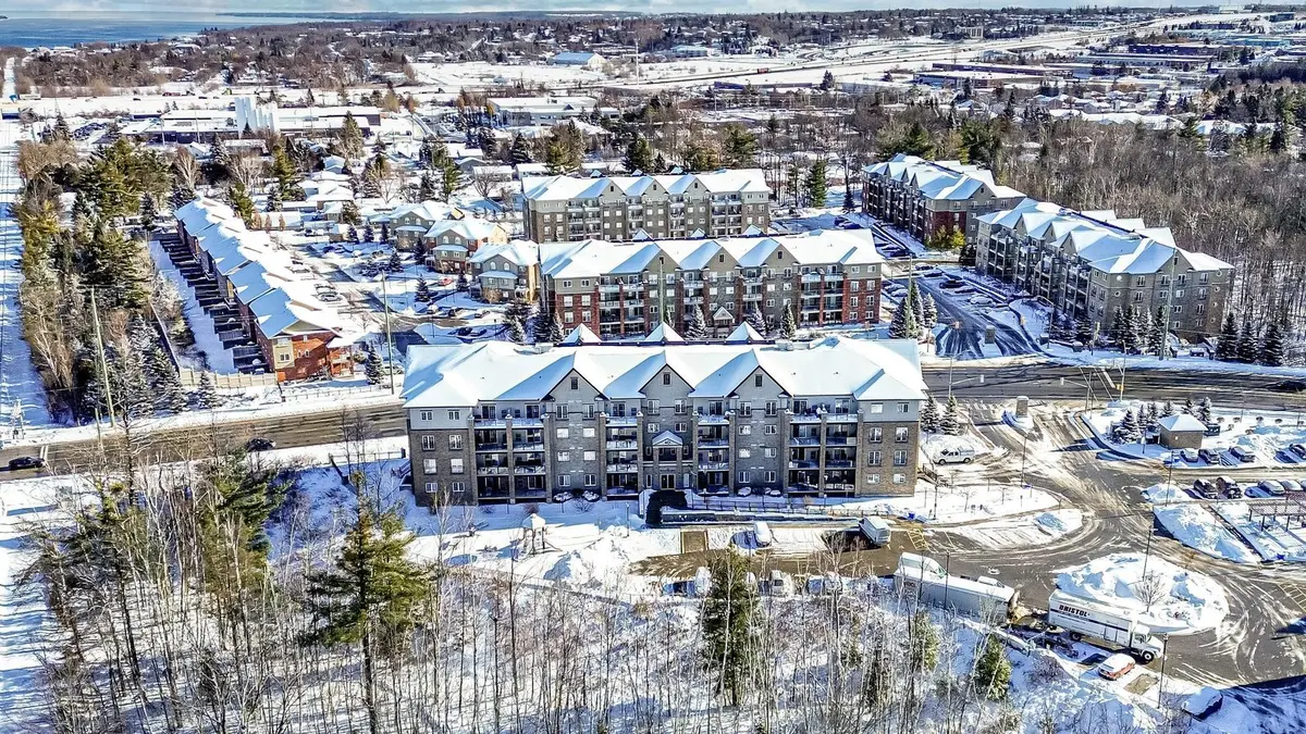 40 Ferndale DR S #402, Barrie, ON L4N 2L3