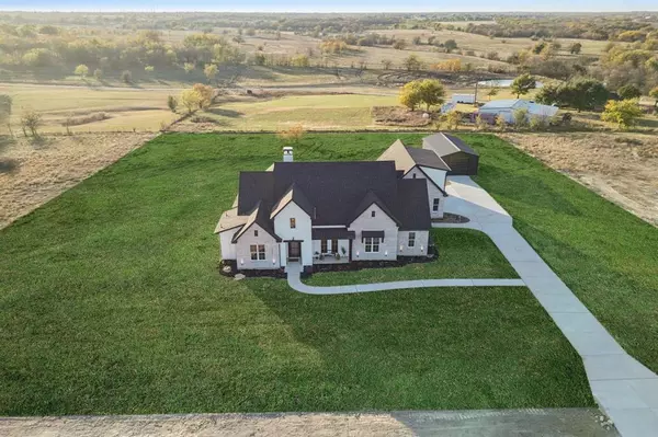 711 Hummingbird Lane, Justin, TX 76247