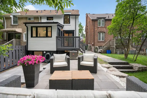 12 Fairfield RD, Toronto C10, ON M4P 1T1