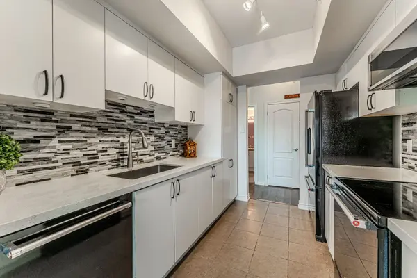 40 Ferndale DR S #402, Barrie, ON L4N 2L3