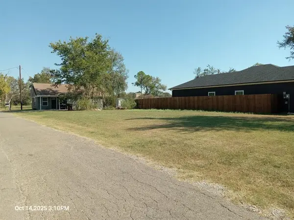1220 Maple Street, Bonham, TX 75418