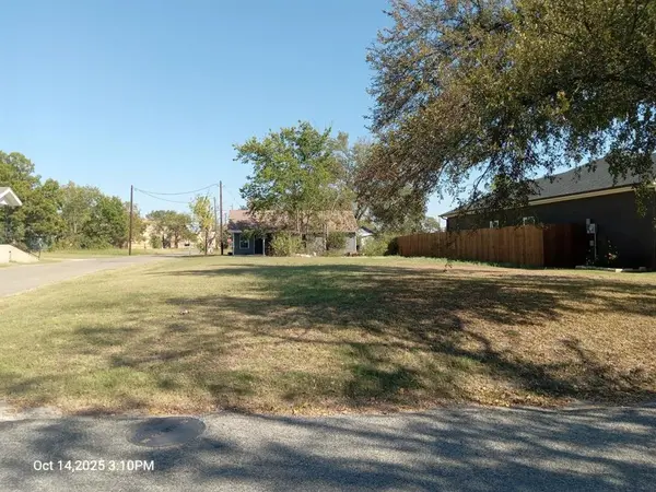 1220 Maple Street, Bonham, TX 75418