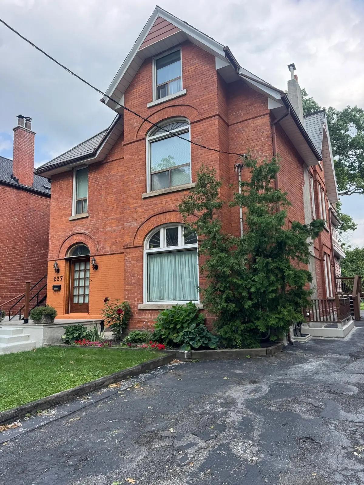 227 Evelyn AVE #4, Toronto W02, ON M6P 2Z8