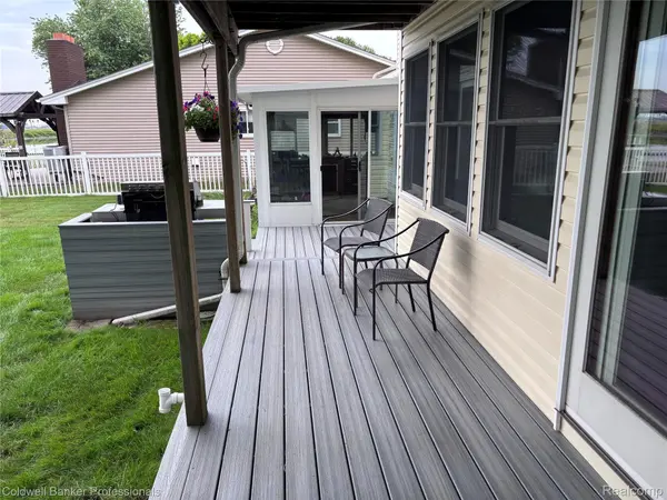 39883 Duluth ST, Harrison Charter Township, MI 48045