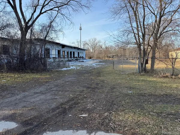 1221 N Niagara ST, Saginaw, MI 48602