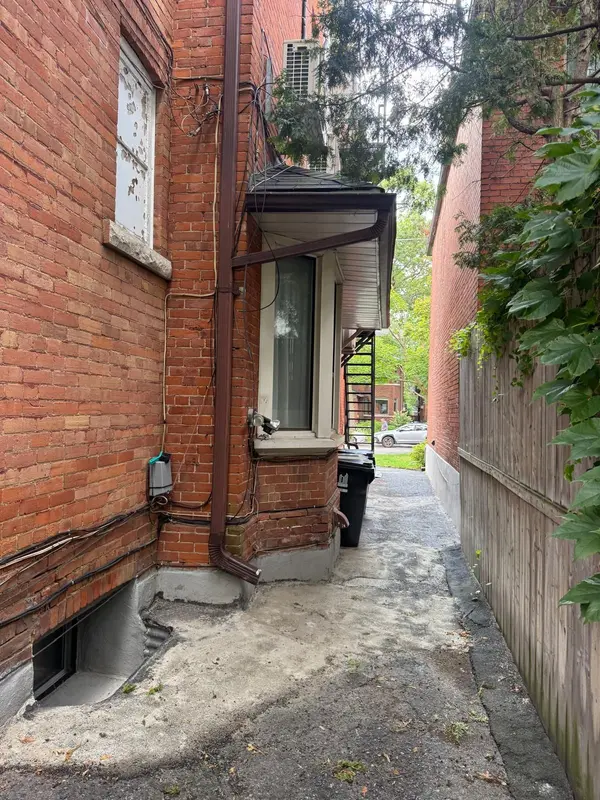 227 Evelyn AVE #4, Toronto W02, ON M6P 2Z8