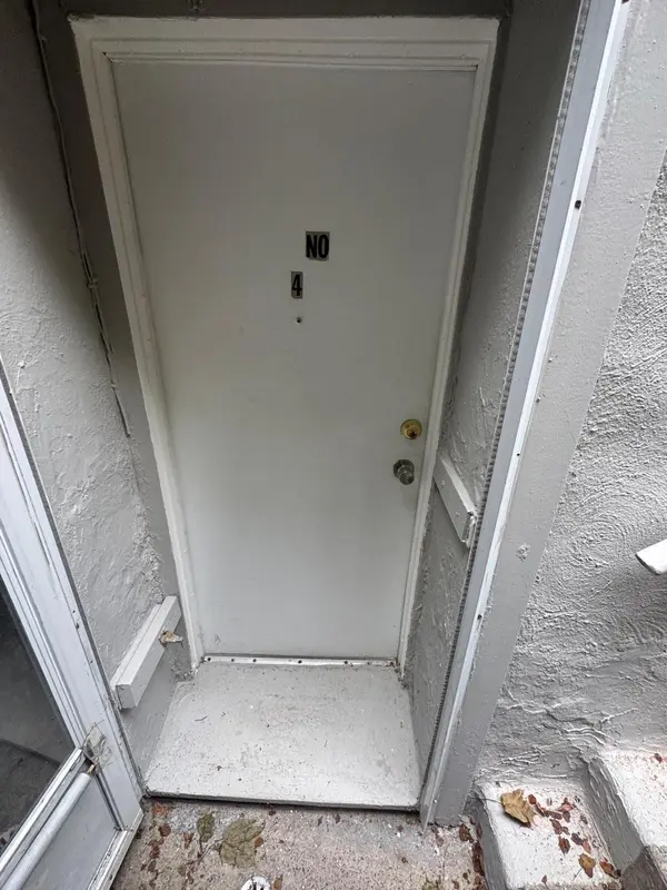 227 Evelyn AVE #4, Toronto W02, ON M6P 2Z8