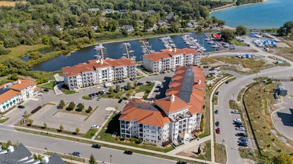 50 Lakebreeze DR #106, Clarington, ON L1B 0V9