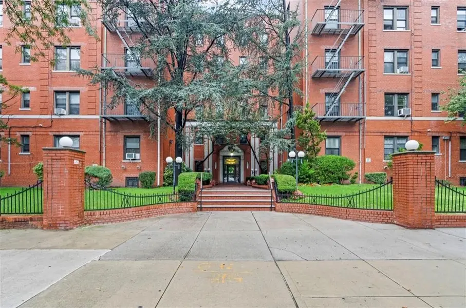 300 Ocean Pkwy #4S, Brooklyn, NY 11218