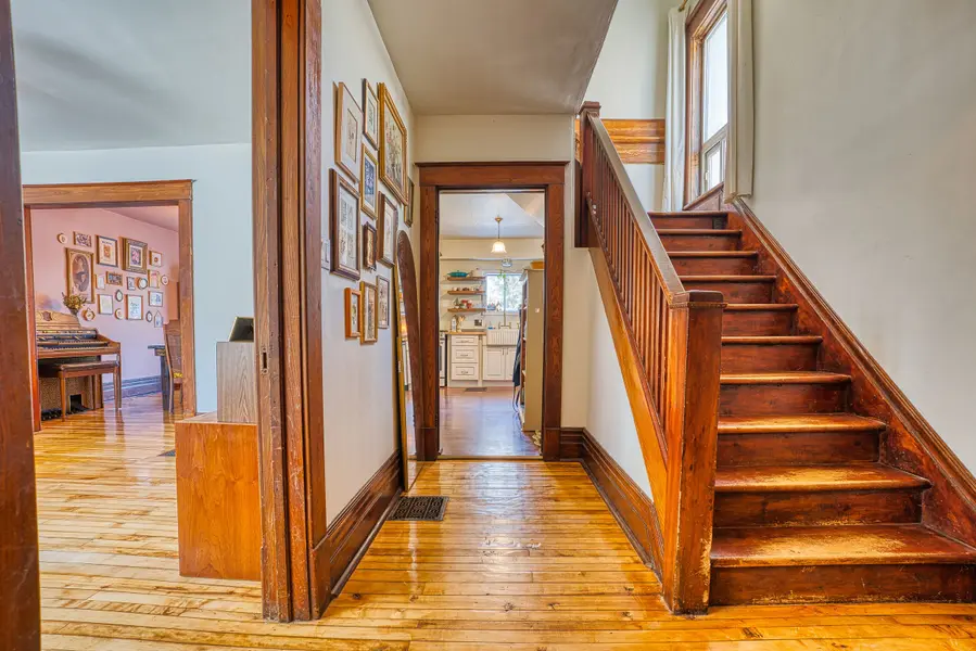 34 Wellington ST, Mapleton, ON N0G 1P0