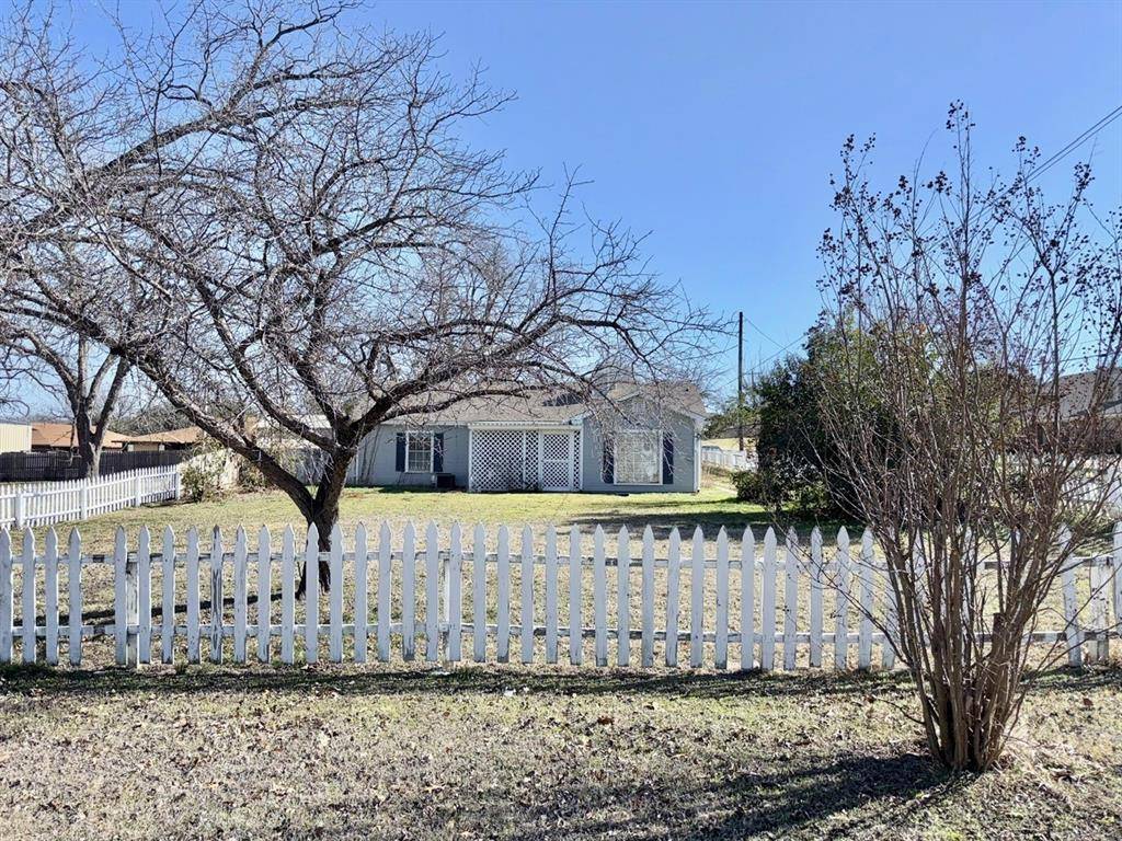 102 S Avenue Q, Clifton, TX 76634