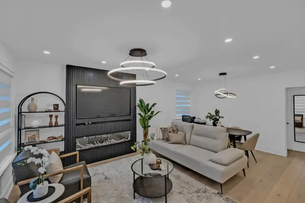 402 St Augustine DR, Oakville, ON L6K 3K9