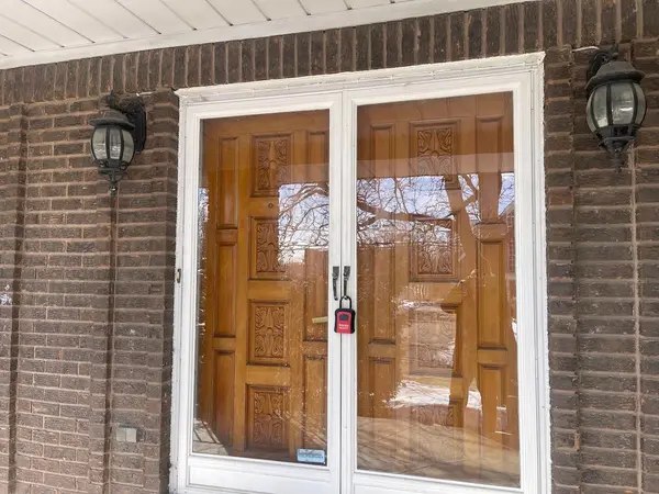 12 Kingsview BLVD, Toronto W09, ON M9R 1T6