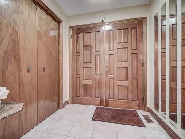 12 Kingsview BLVD, Toronto W09, ON M9R 1T6