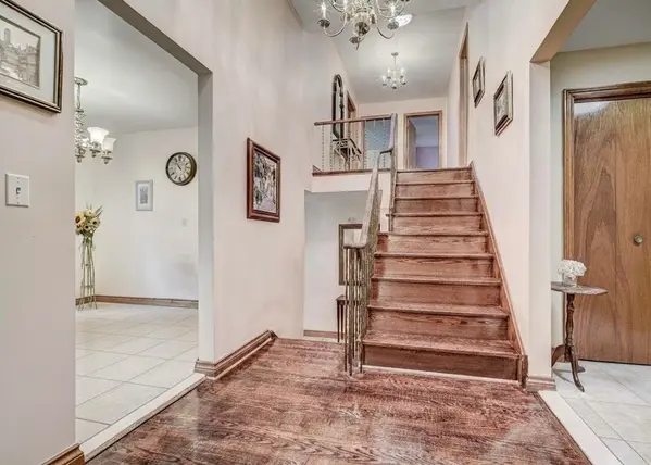 12 Kingsview BLVD, Toronto W09, ON M9R 1T6