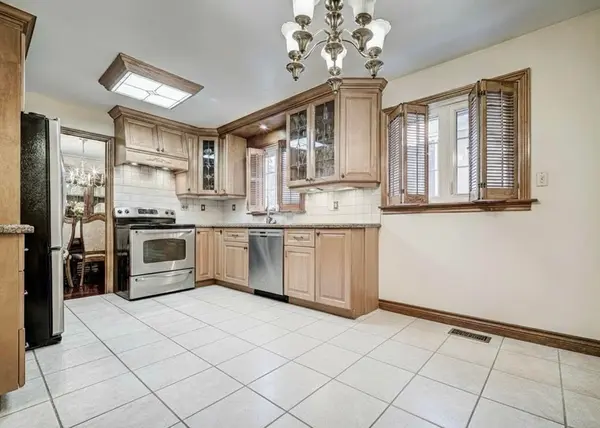 12 Kingsview BLVD, Toronto W09, ON M9R 1T6