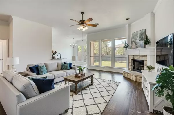 803 W Lonesome Dove Trail, Arlington, TX 76001