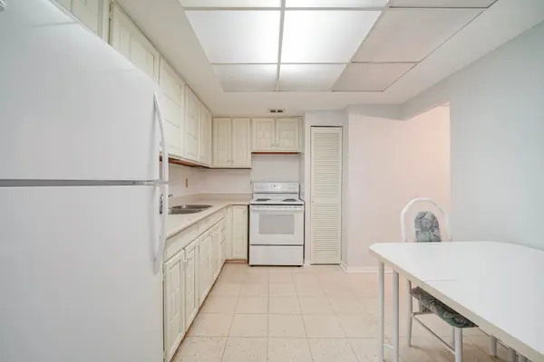 10 Muirhead RD #909, Toronto C15, ON M2J 4P9