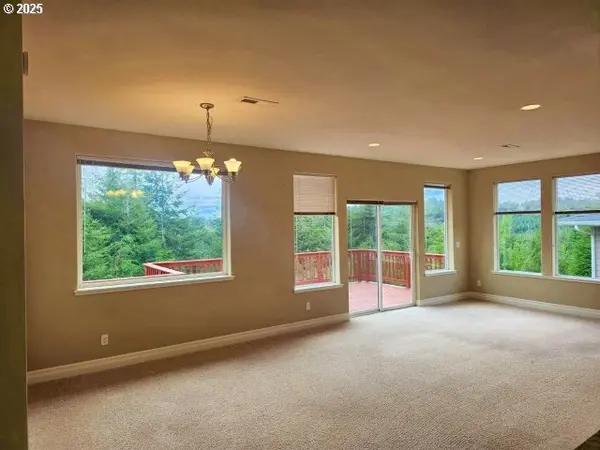 953 INLET LOOP, Coos Bay, OR 97420