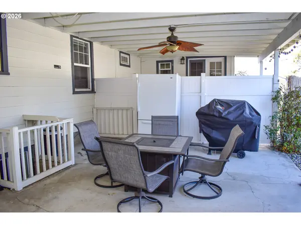 904 N KEENE WAY DR, Medford, OR 97504