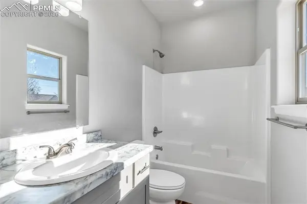 10 Heatherwood LN, Pueblo, CO 81008