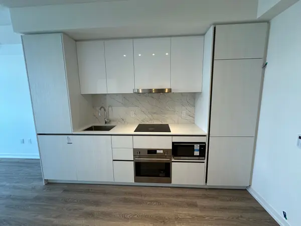 8 Interchange WAY #5703, Vaughan, ON L4K 5Z7