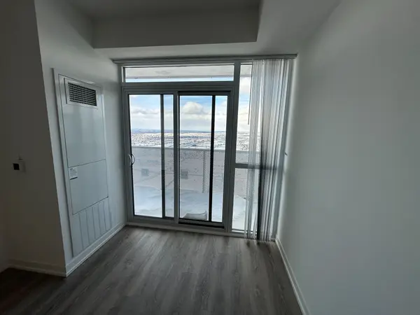 8 Interchange WAY #5703, Vaughan, ON L4K 5Z7