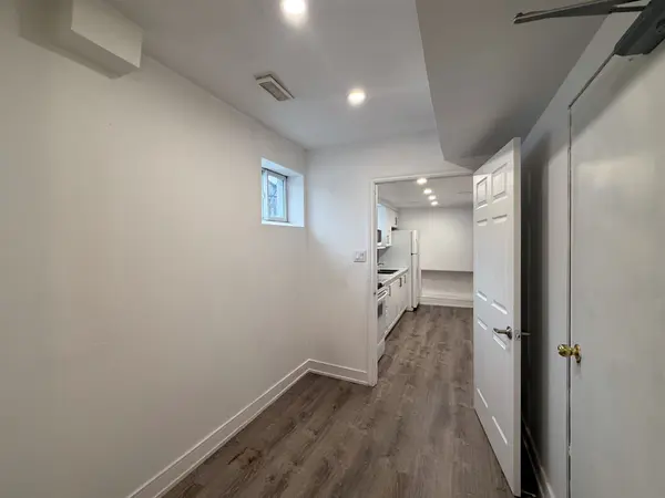 3421 Ellengale DR W #Lower Unit, Mississauga, ON L5C 1Z5