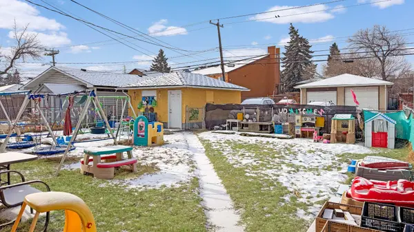 1827 39 ST SE, Calgary, AB T2B 1A2